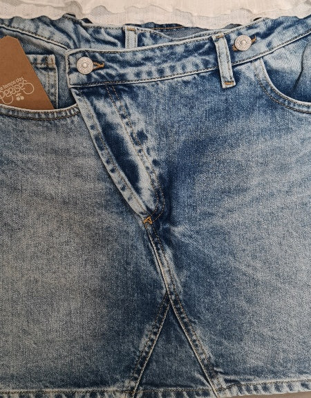 Wunderschöner Minirock aus Jeans von Le Temps de Cerises, erhältlich bei 17 und wir.