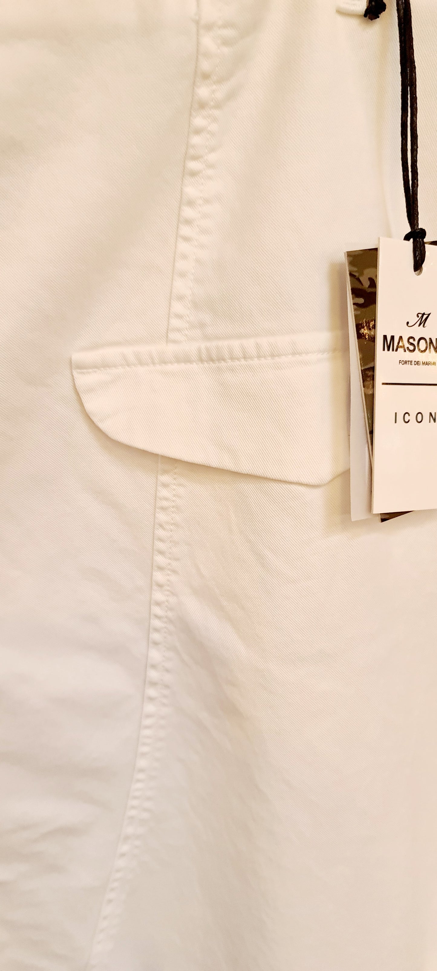 Lässige weiße Hose von Mason's, erhältlich bei 17 und wir.
