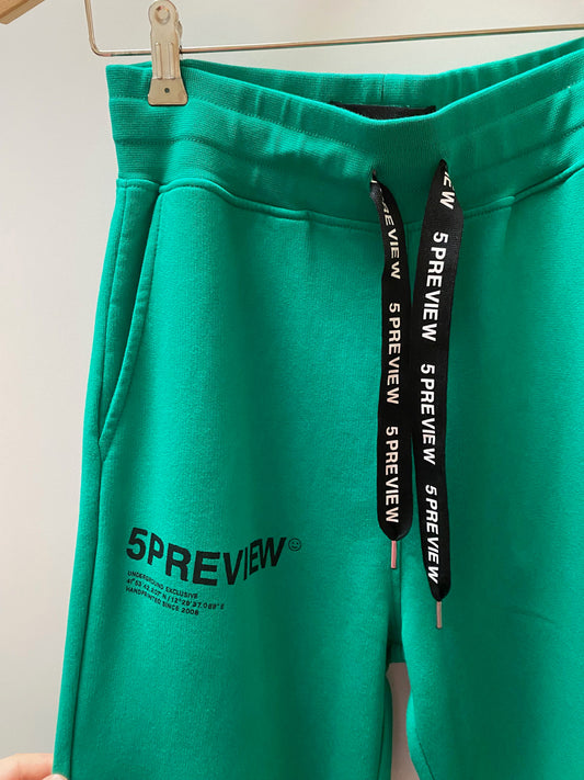 Knallige grüne Jogginghose aus recycelten Materialien von 5Preview, erhältlich bei 17 und wir.