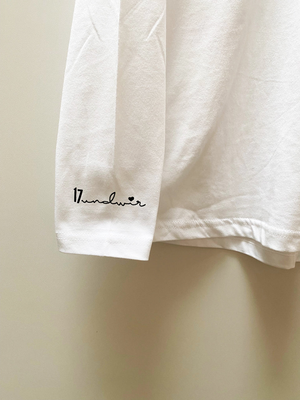 Unser Langarmshirt in Weiß mit Logoprint, nur erhältlich bei 17 und wir.