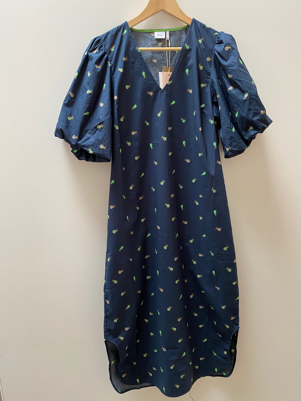 Dunkelblaues Kleid mit Birnenprint von Nümph, erhältlich bei 17 und wir.