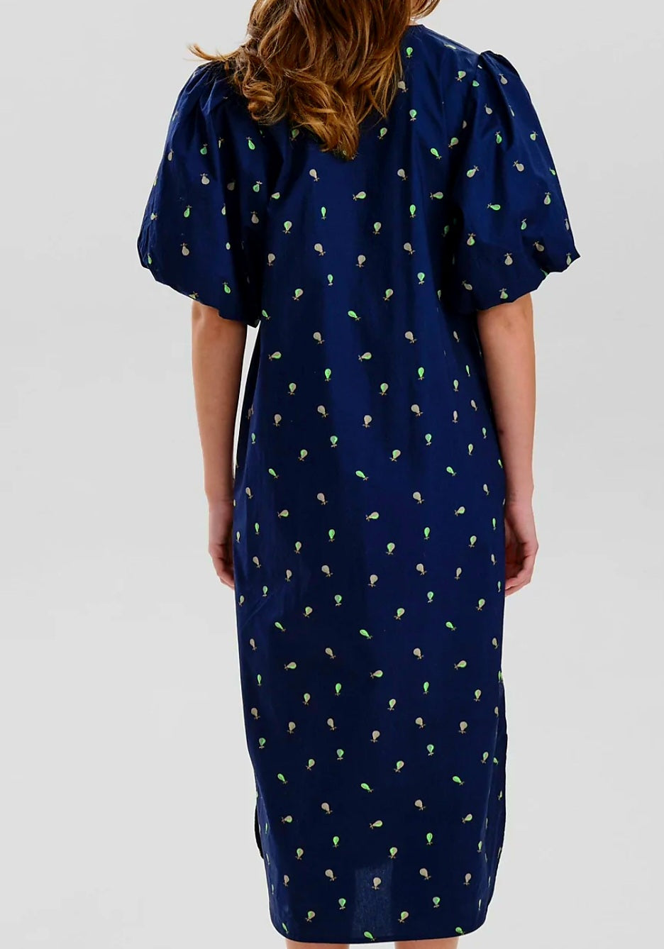 Dunkelblaues Kleid mit Birnenprint von Nümph, erhältlich bei 17 und wir.