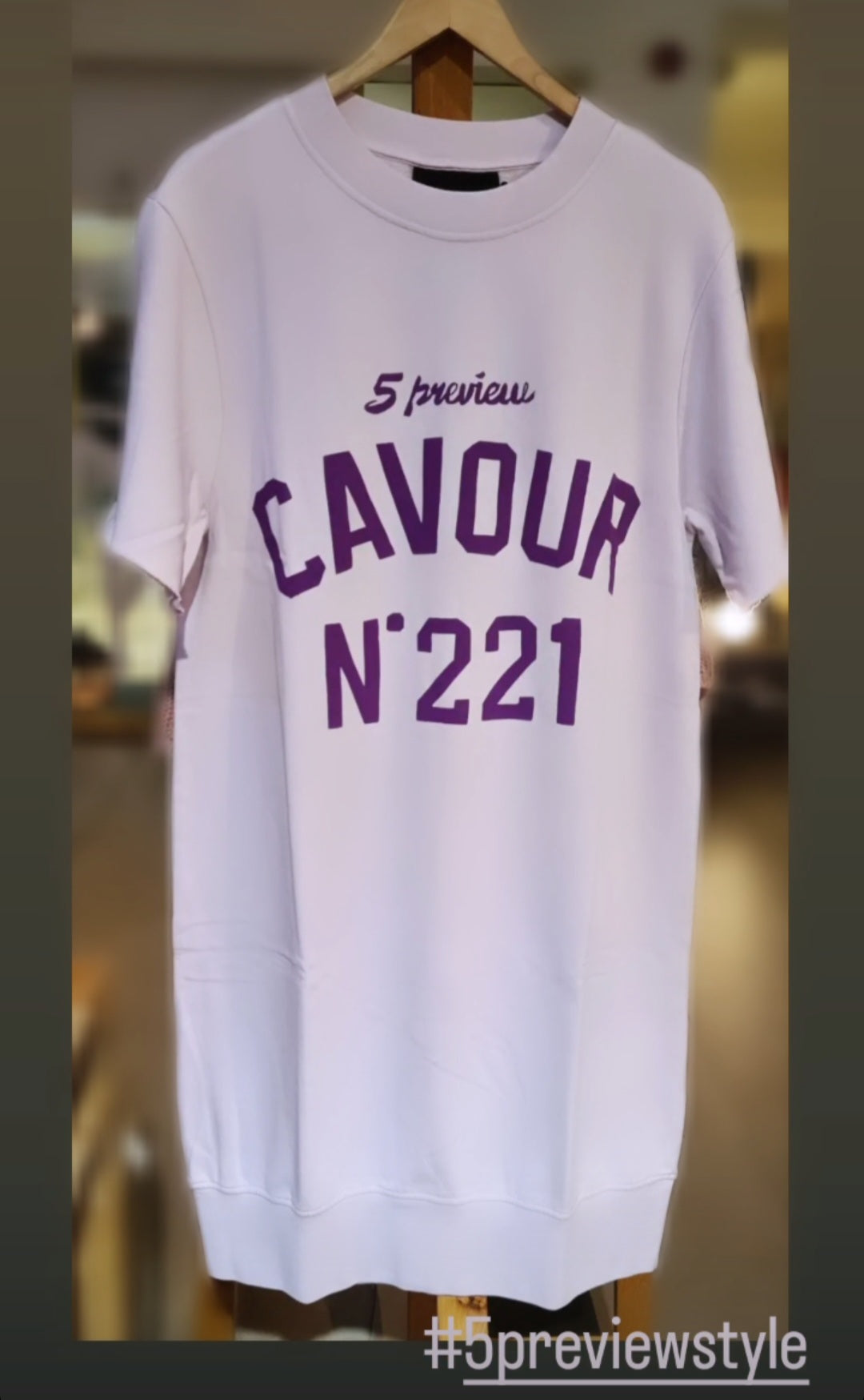 Lässiges T-Shirt-Kleid in Lavendel von 5Preview mit Artwork auf der Vorderseite, erhältlich bei 17 und wir.